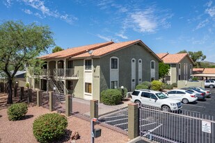 Sierra Vista Apartments in Phoenix, AZ - Building Photo
