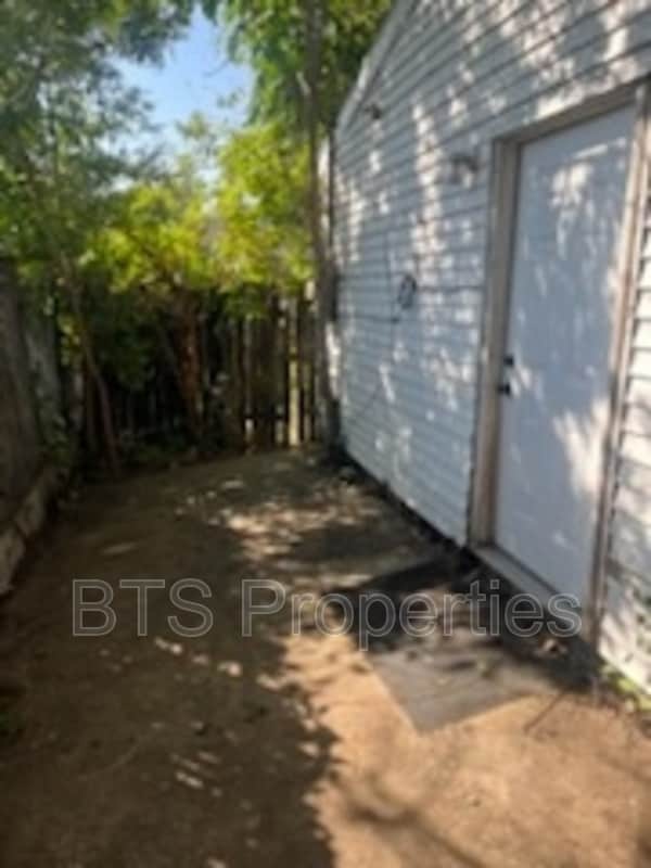 1221 E Moneta Ave in Peoria Heights, IL - Building Photo - Building Photo