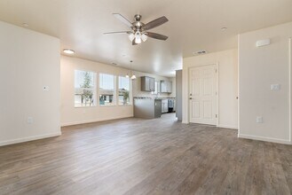 2485 Oakmont Cir in Tulare, CA - Building Photo - Building Photo