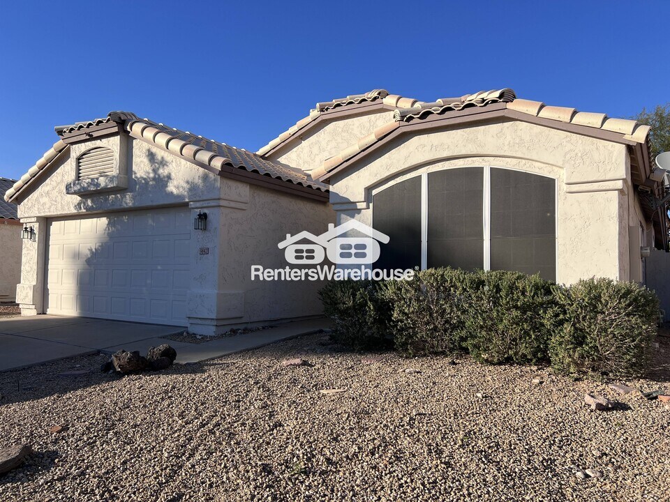 9842 W Tonopah Dr in Peoria, AZ - Foto de edificio