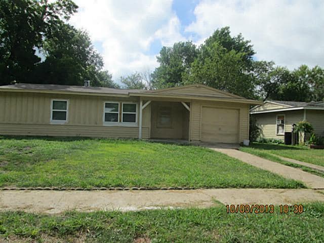 property at 2422 Bluffton Dr