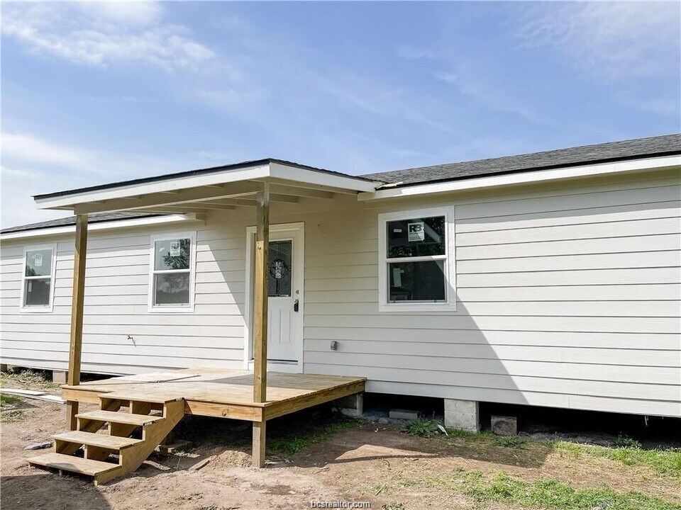 2837 Bob Mathews St in Bedias, TX - Building Photo