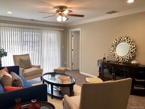 10 Westwood Dr in Westbury, NY - Building Photo - Building Photo