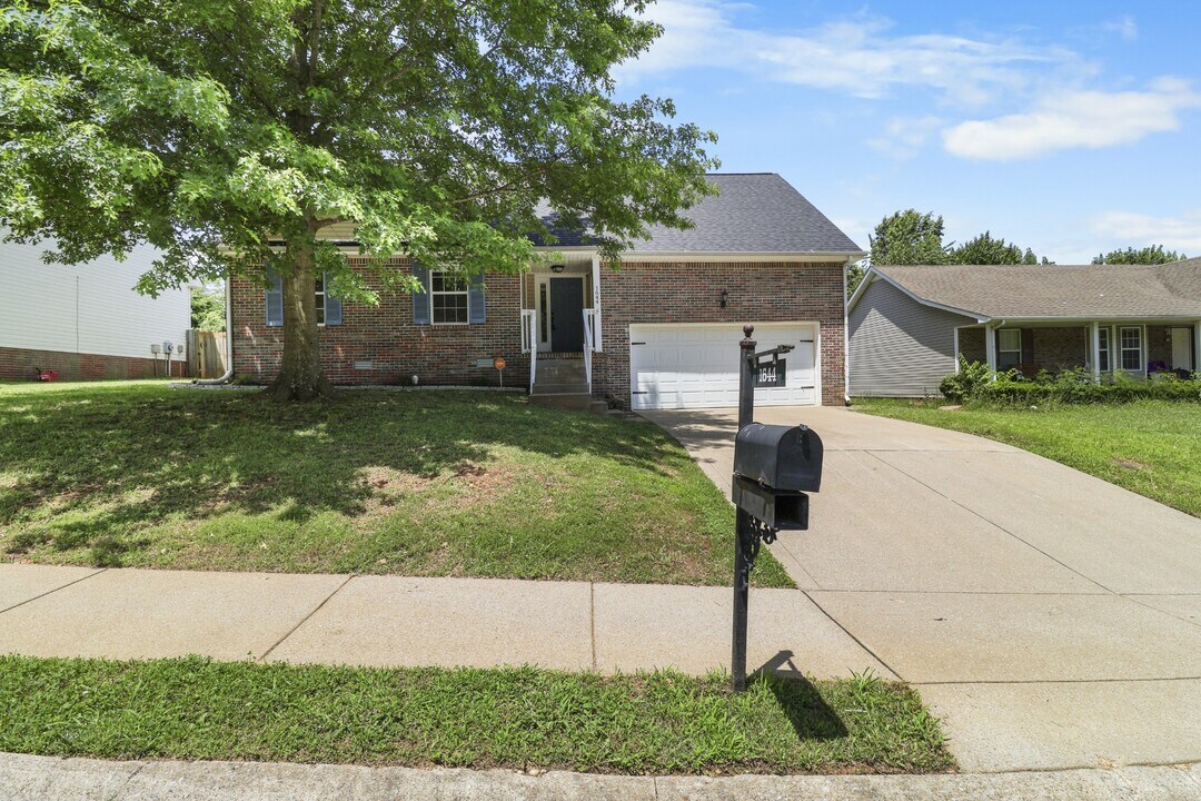 1644 Cedar Springs Cir in Clarksville, TN - Building Photo