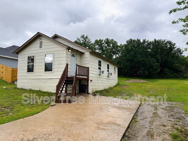 property at 506 W Parnell St