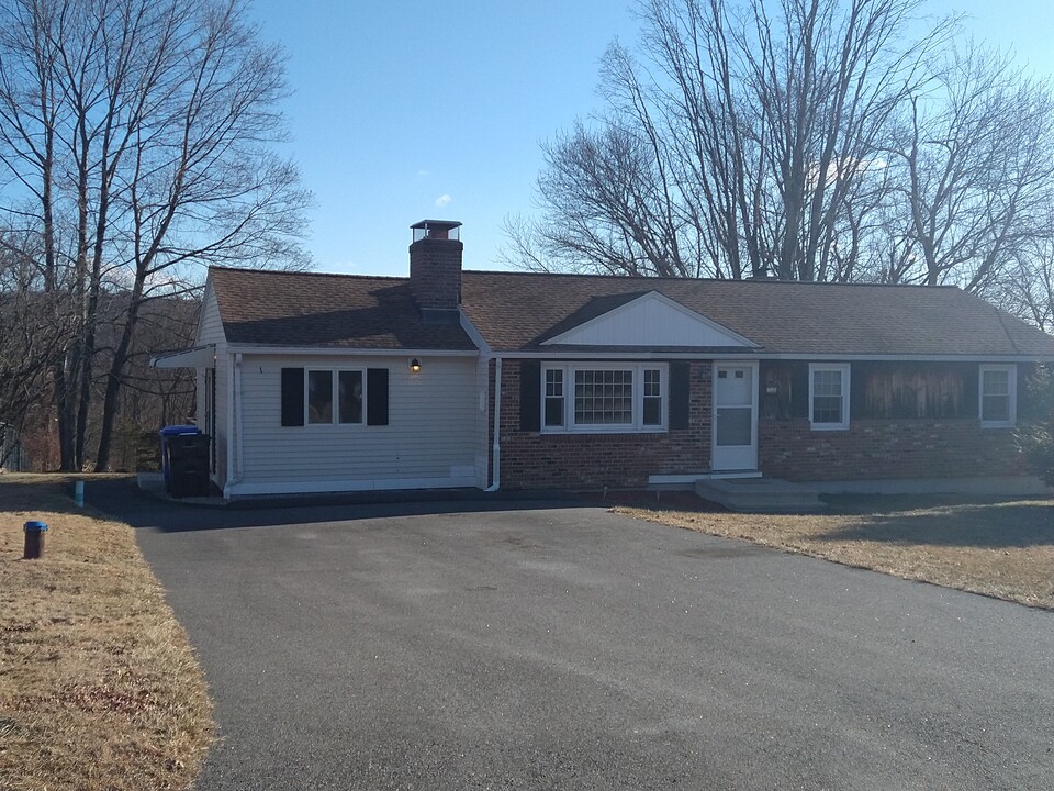 52 Highview Dr in Harwinton, CT - Building Photo