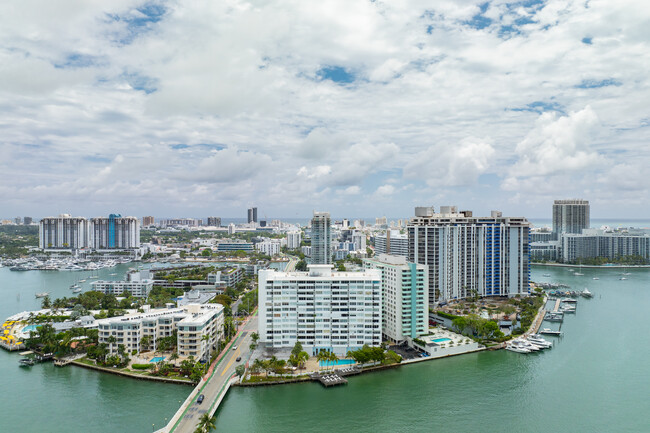 Belle Isle Apartment Corporation in Miami Beach, FL - Building Photo - Building Photo