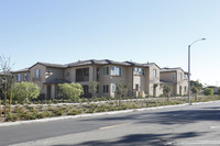 Las Cortes in Oxnard, CA - Foto de edificio - Building Photo