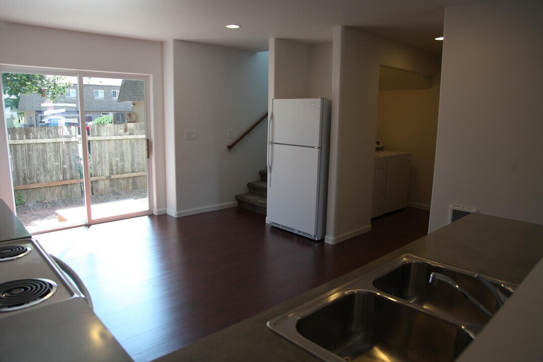 233 Whitman St S in Monmouth, OR - Building Photo