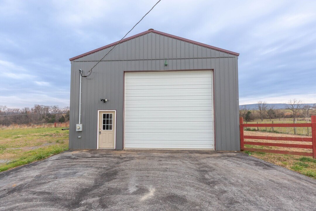 266 Shannon Hill Ln in Charles Town, WV - Building Photo