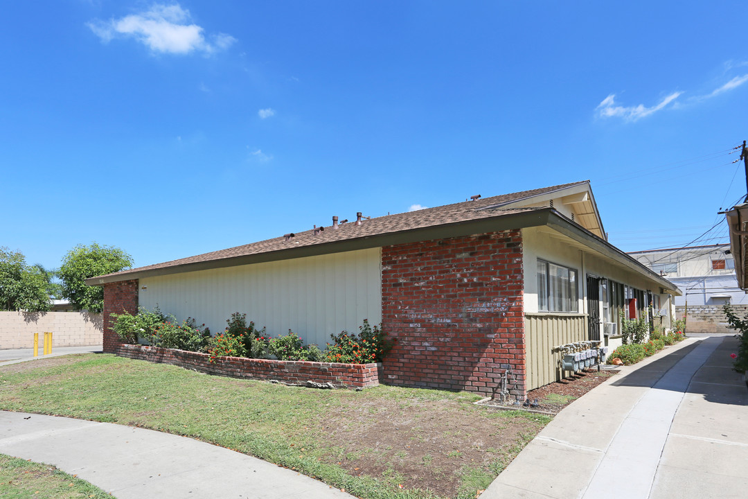 1041 N Shattuck Pl in Orange, CA - Building Photo