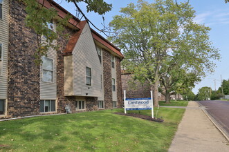 Crestwood Apartments in Peoria, IL - Foto de edificio - Building Photo