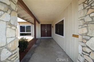 6451 Meadow Crest Drive in Huntington Beach, CA - Foto de edificio - Building Photo