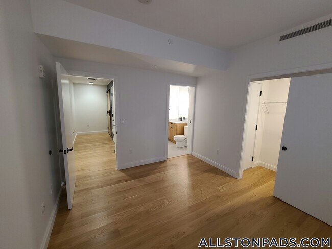 83 Gardner St, Unit 101 in Boston, MA - Foto de edificio - Building Photo