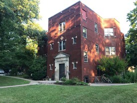 811 E College St in Iowa City, IA - Building Photo