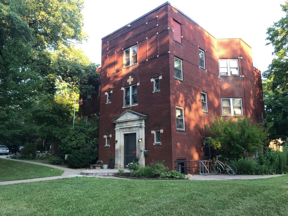 811 E College St in Iowa City, IA - Foto de edificio