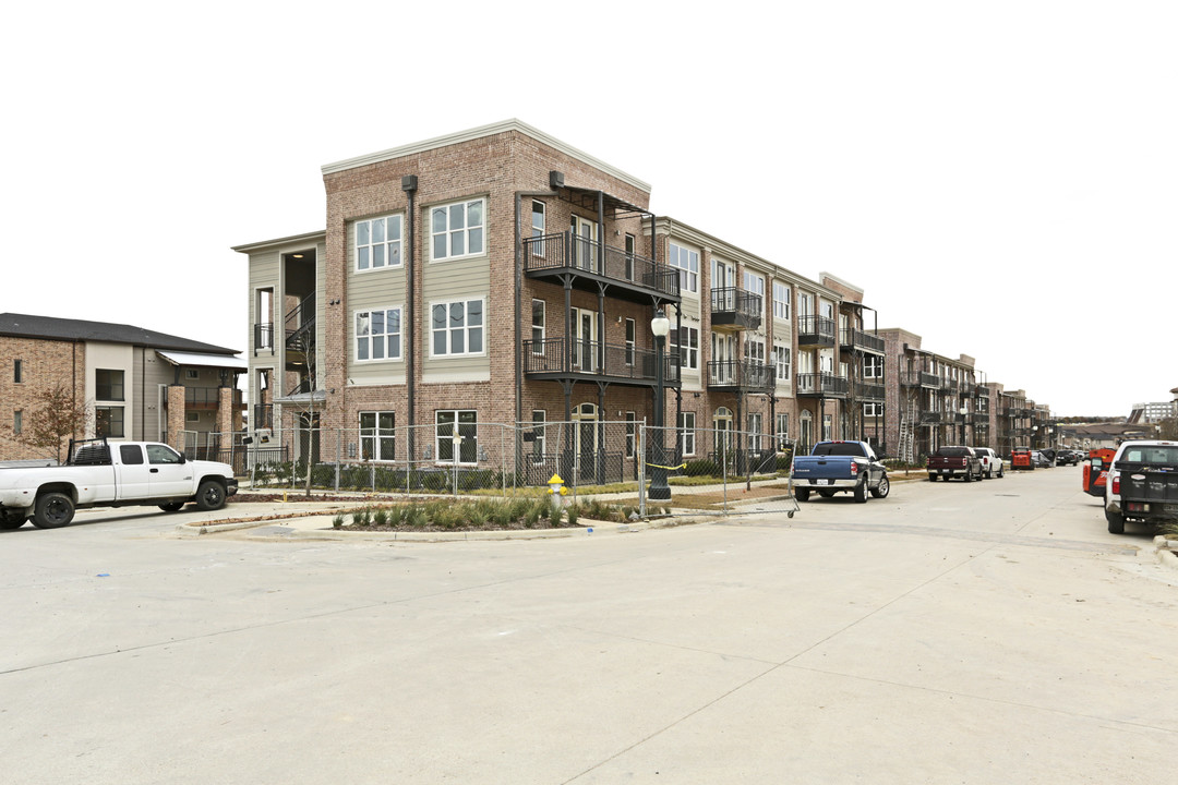 The Hudson - Phase II in The Colony, TX - Foto de edificio