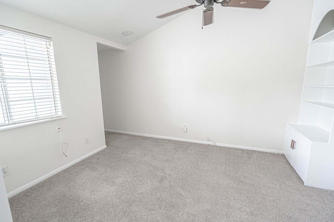 20840 Shine Dr in Santa Clarita, CA - Foto de edificio