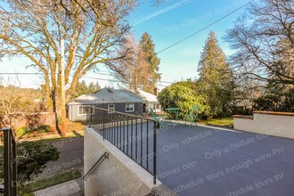 616 SW Moss St in Portland, OR - Foto de edificio - Building Photo