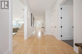 3279 Lakeshore Rd. in Burlington, ON - Building Photo - Building Photo