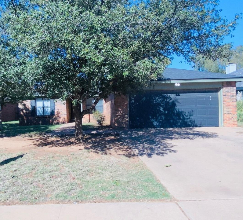 2110 95th St in Lubbock, TX - Building Photo