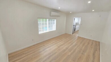 1041 N Edinburgh Ave, Unit 1/2 in West Hollywood, CA - Foto de edificio - Building Photo