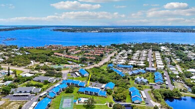 1637 NE Nautical Pl in Jensen Beach, FL - Foto de edificio - Building Photo
