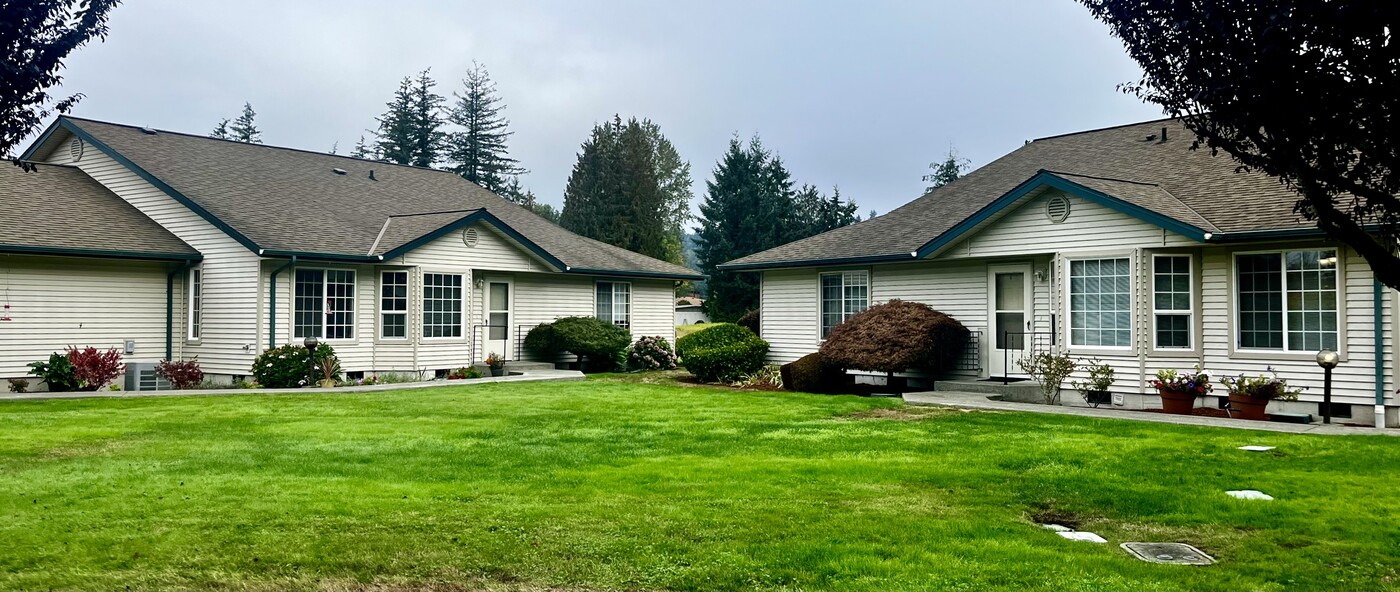 Woodland Village in Chehalis, WA - Building Photo