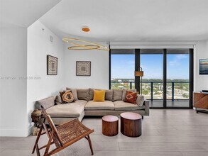 121 NE 34th St, Unit 2016 in Miami, FL - Building Photo - Building Photo