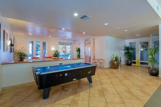 University Court in Davis, CA - Foto de edificio - Interior Photo