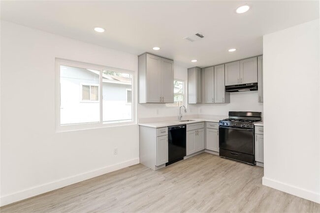 3410 Lynridge Dr in Austin, TX - Building Photo - Building Photo