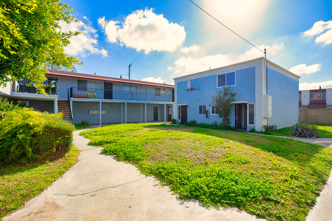 13392 Magnolia St in Garden Grove, CA - Foto de edificio - Building Photo