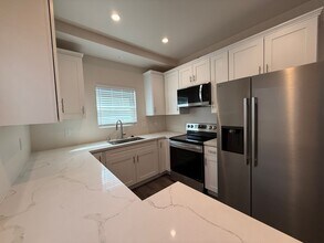 5106 E Falls View Dr in San Diego, CA - Building Photo - Building Photo