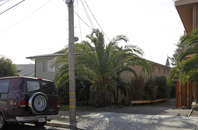 2461 Damuth St in Oakland, CA - Foto de edificio - Building Photo