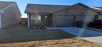 525 NW 68th Ave in Bentonville, AR - Building Photo