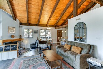 1286 Timber Ln in South Lake Tahoe, CA - Building Photo - Building Photo