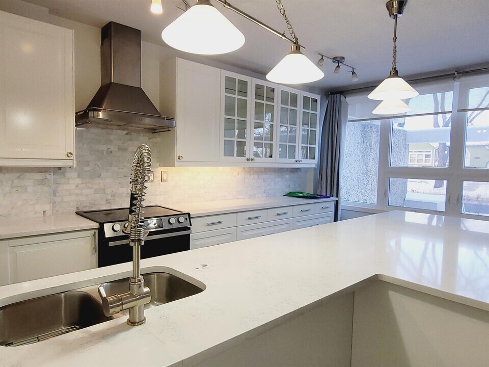 11007-11083 83 Ave NW in Edmonton, AB - Building Photo