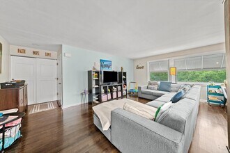 8819 N Wisner St in Niles, IL - Foto de edificio - Building Photo