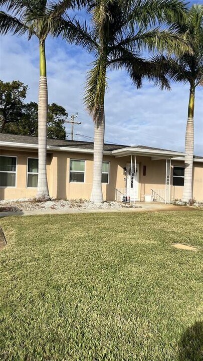 5571 47th Ave N in Kenneth City, FL - Building Photo