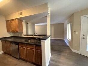 2460 NW 33rd St in Oakland Park, FL - Building Photo - Building Photo