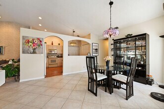 6077 Lake Hibiscus Dr in Delray Beach, FL - Foto de edificio - Building Photo