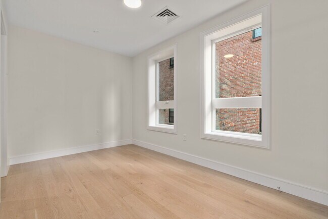 305 Border St, Unit 303 in Boston, MA - Building Photo - Building Photo