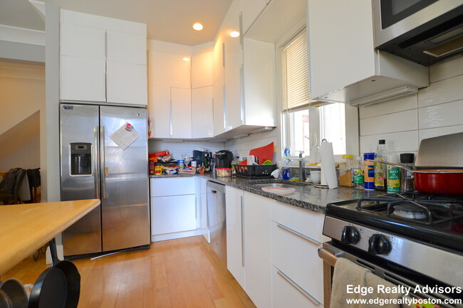 126 Summer St, Unit 1 in Watertown, MA - Foto de edificio - Building Photo