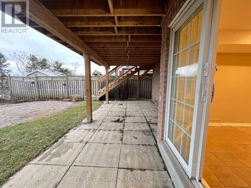75 Tormina Blvd in Whitby, ON - Building Photo