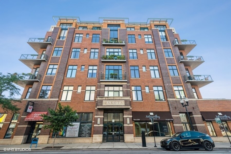 3631 N Halsted St in Chicago, IL - Building Photo