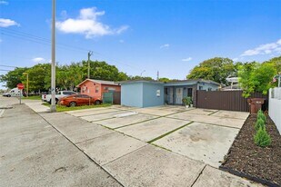 938 SE 12th St in Hialeah, FL - Building Photo