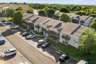 Park at Olathe Station in Olathe, KS - Foto de edificio - Building Photo