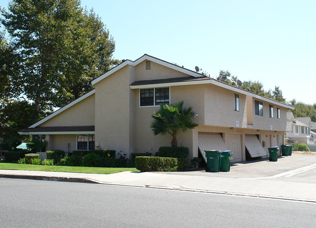 22992 Village Dr in Lake Forest, CA - Foto de edificio - Building Photo