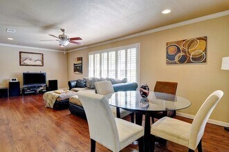 3355 Bilglade Rd in Fort Worth, TX - Foto de edificio - Building Photo