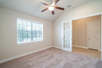 3825 Vinalopo Dr in Austin, TX - Foto de edificio - Building Photo